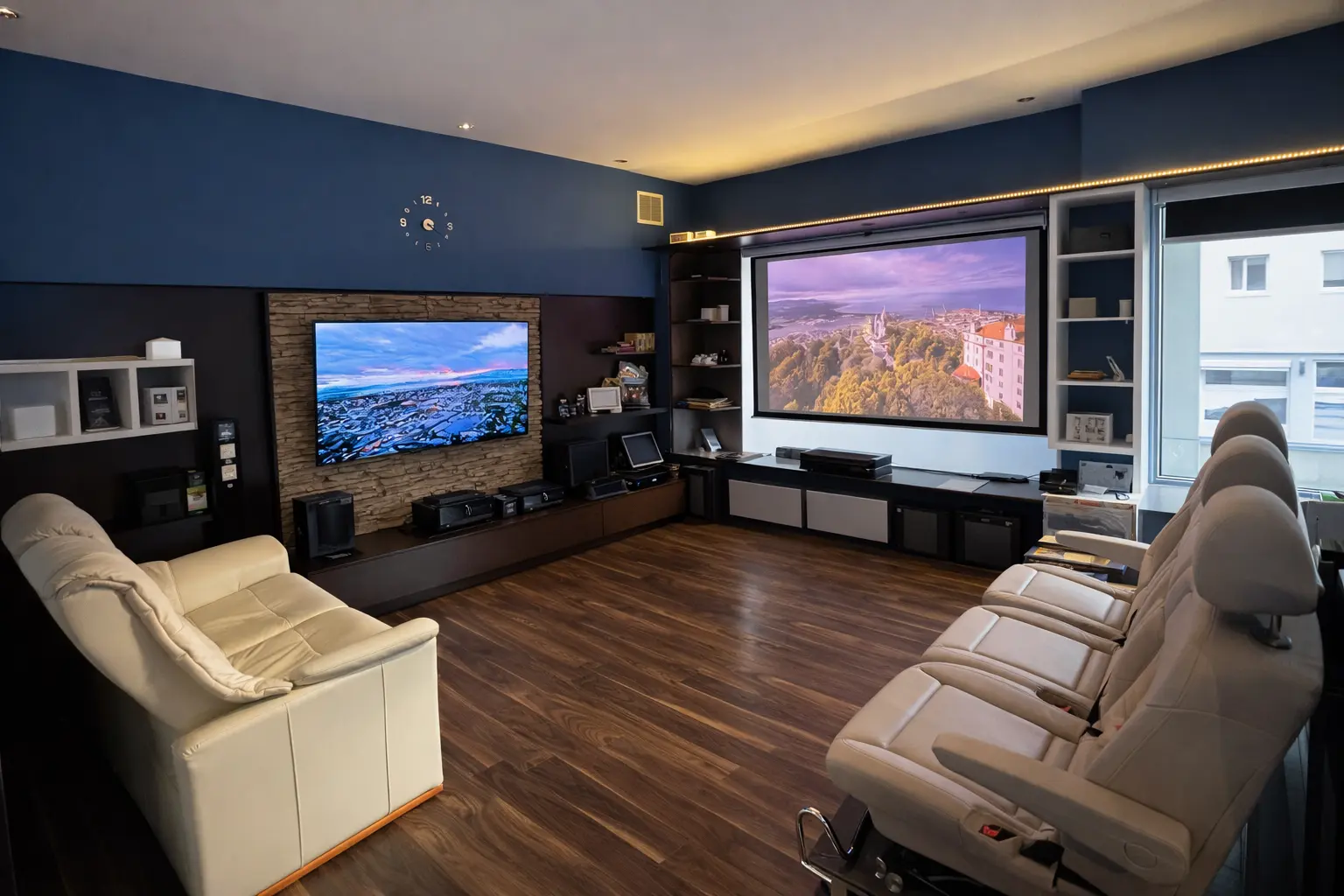 Kinobereich mit Leinwand und Beamer bei Media Tech Salzburg